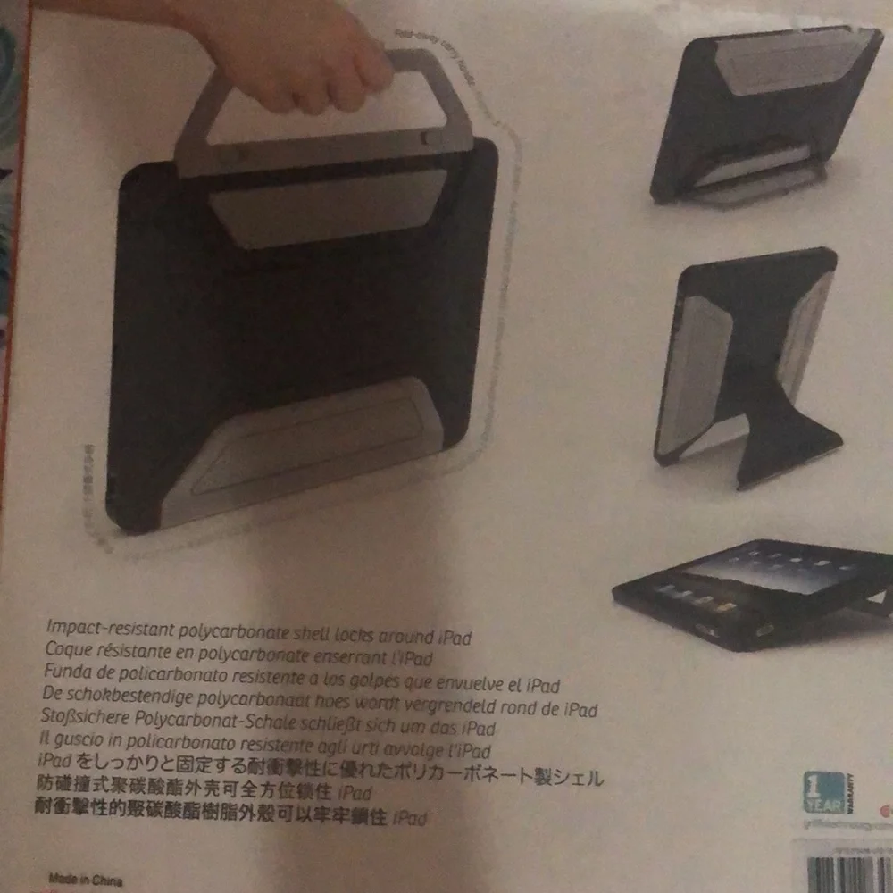 Standable display/carrying case for iPad